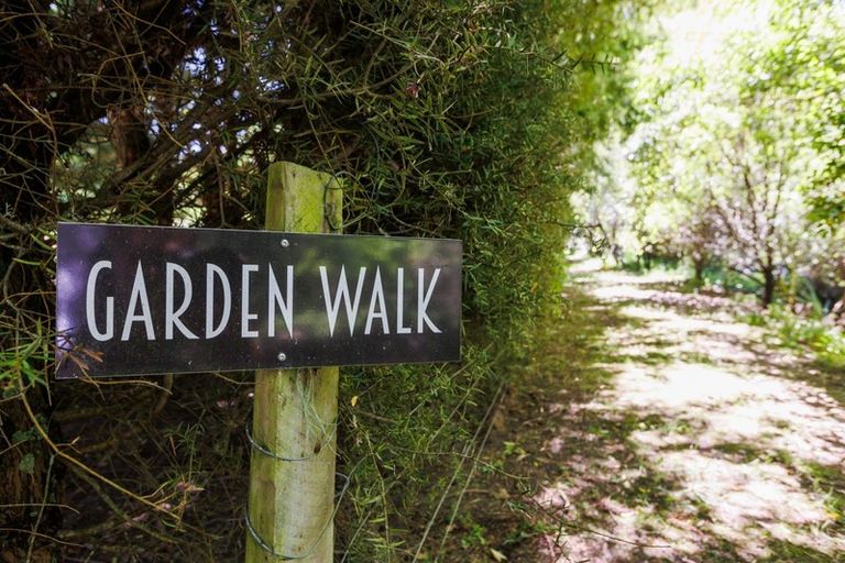 Photo of property in 126 Turitea Road, Fitzherbert, Palmerston North, 4472