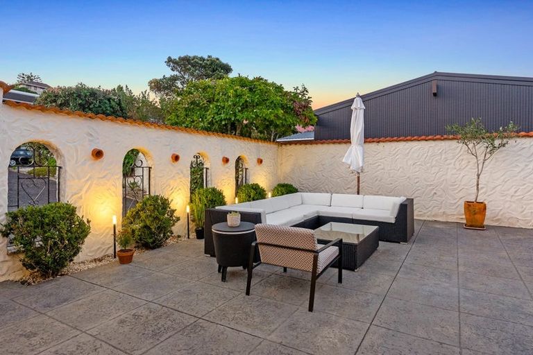 Photo of property in 84 Chelsea View Drive, Chatswood, Auckland, 0626