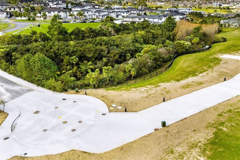 Photo of property in 16 Mcmenamin Place, Fairview Heights, Auckland, 0632