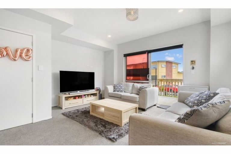 Photo of property in 23/11 Ray Small Drive, Papakura, 2110