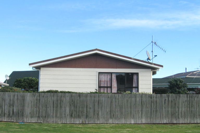Photo of property in 3 Karaka Street, Otaki Beach, Otaki, 5512