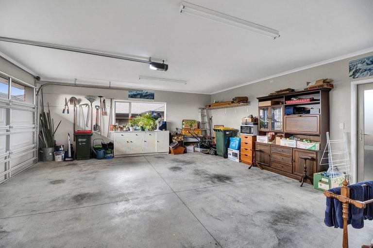 Photo of property in 2 Manurau Crescent, Merrilands, New Plymouth, 4312