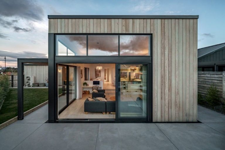 Photo of property in 17 Doug Ledgerwood Drive, Wanaka, 9305