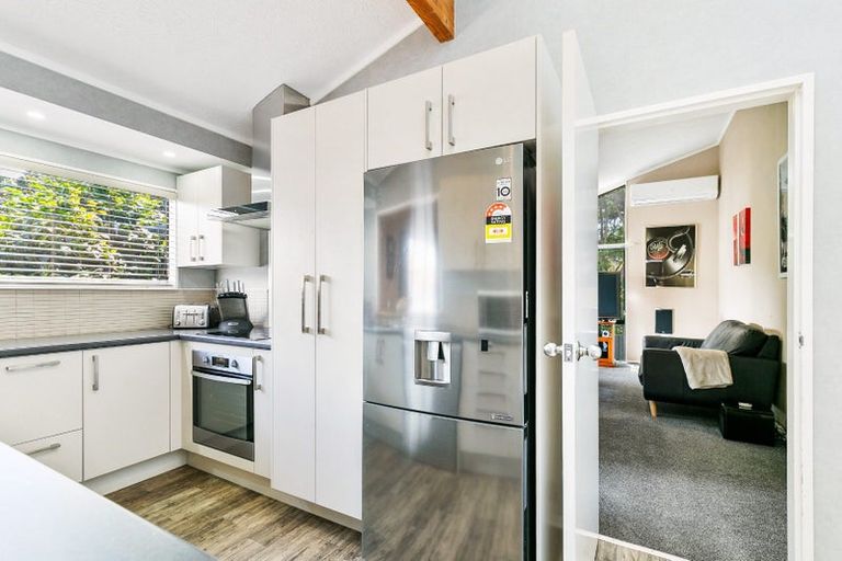 Photo of property in 77 Meadowvale Rise, Titirangi, Auckland, 0604