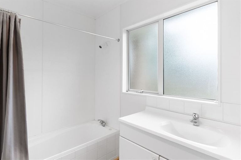 Photo of property in 51 Barbados Drive, Unsworth Heights, Auckland, 0632