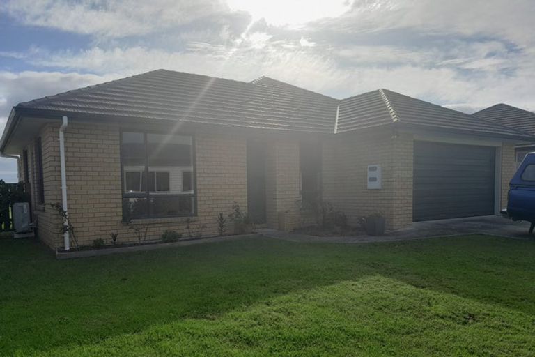 Photo of property in 13 Kamahi Place, One Tree Point, 0118