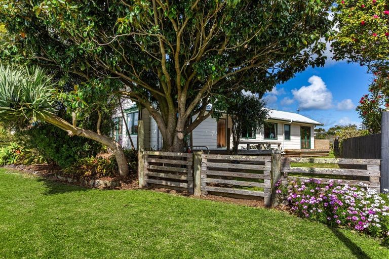 Photo of property in 44 Taihiki Road, Clarks Beach, 2122