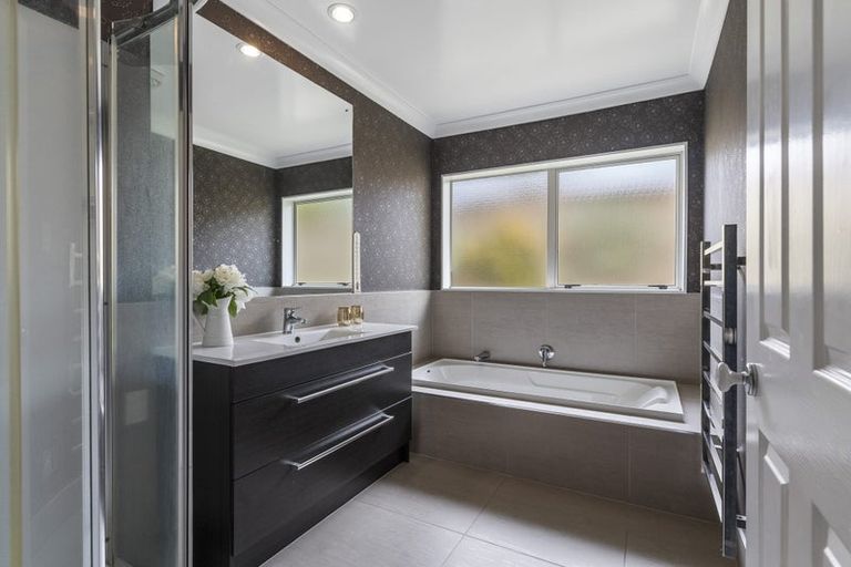 Photo of property in 11 Nathan Close, Somerville, Auckland, 2014