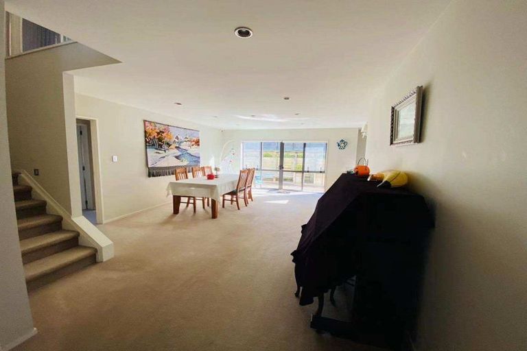 Photo of property in 18 Catlins Place, Fairview Heights, Auckland, 0632