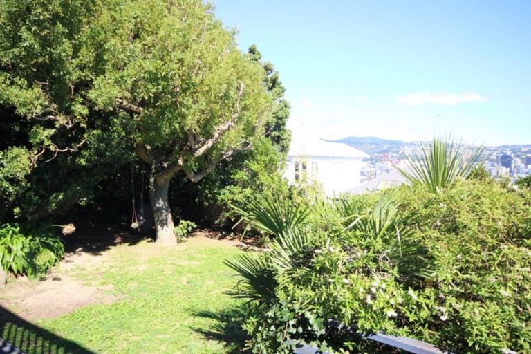 Photo of property in 27 The Crescent, Roseneath, Wellington, 6011