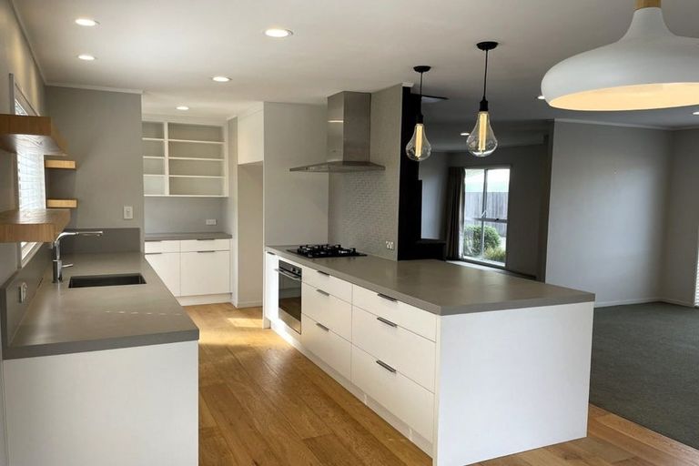 Photo of property in 106 Sturges Road, Henderson, Auckland, 0612