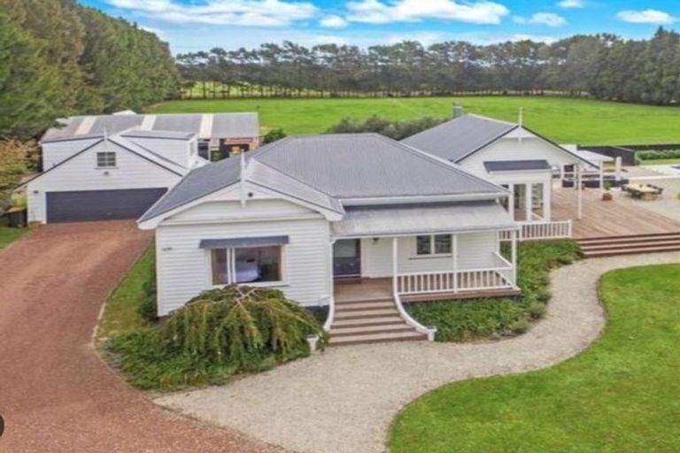 Photo of property in 62 Boord Crescent, Kumeu, 0891