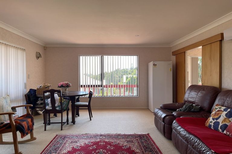 Photo of property in 10 Ewhurst Place, Goodwood Heights, Auckland, 2105