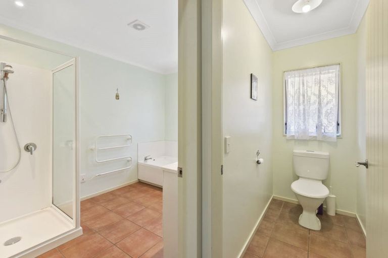 Photo of property in 10 Leanne Way, Waikanae Beach, Waikanae, 5036