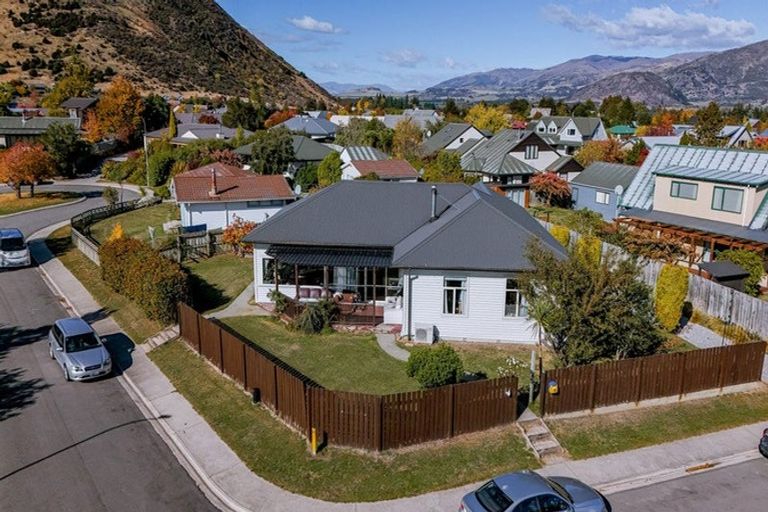 Photo of property in 8 Ragan Lane, Wanaka, 9305