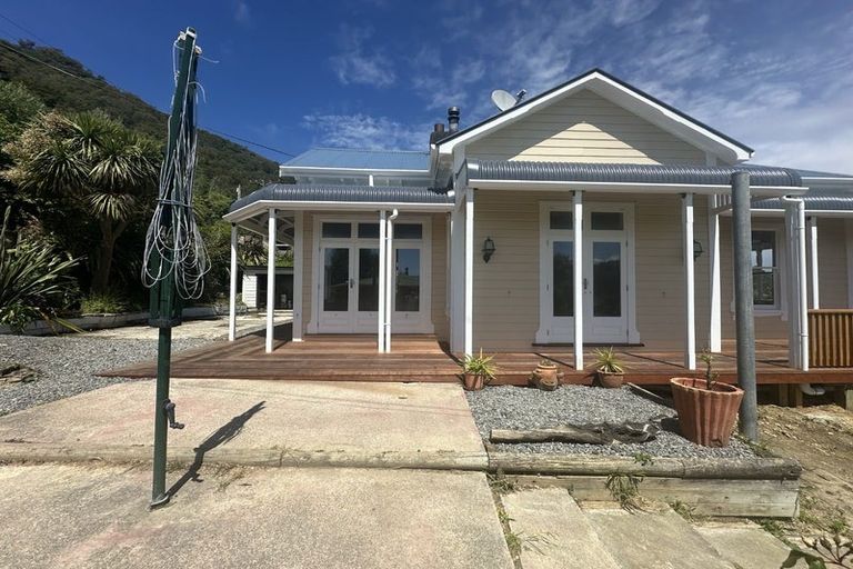 Photo of property in 121 Wellington Street, Picton, 7220