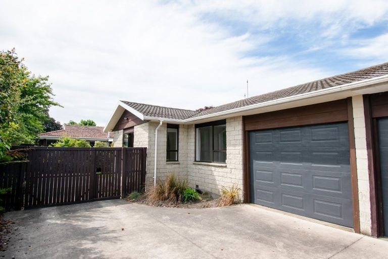 Photo of property in 2/115 Prestons Road, Redwood, Christchurch, 8051