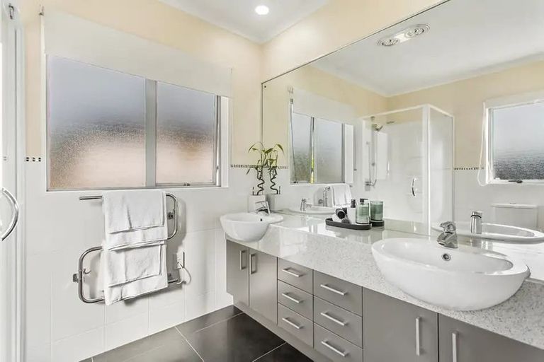 Photo of property in 10 Briar Vale Place, Flat Bush, Auckland, 2016