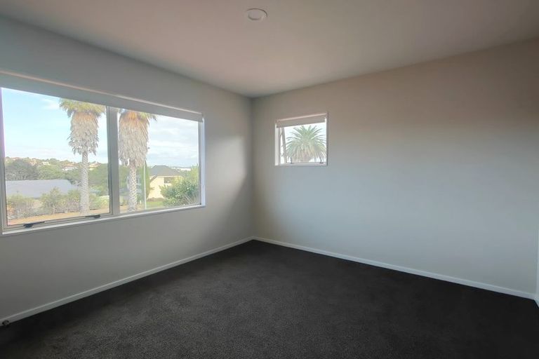 Photo of property in 27 Calypso Way, Unsworth Heights, Auckland, 0632
