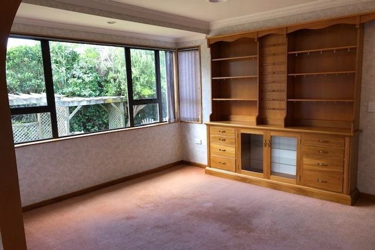 Photo of property in 18 Atarau Grove, Paraparaumu, 5032