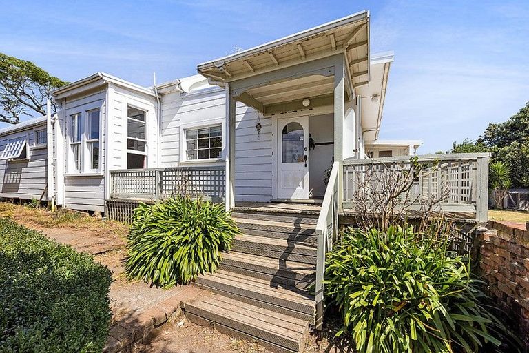 Photo of property in 5 Tawhiti Road, Hawera, 4610