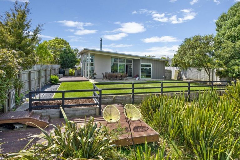 Photo of property in 19 Springdale Grove, Fitzherbert, Palmerston North, 4410