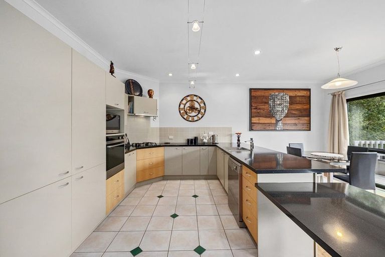 Photo of property in 5 Springwater Vale, Unsworth Heights, Auckland, 0632