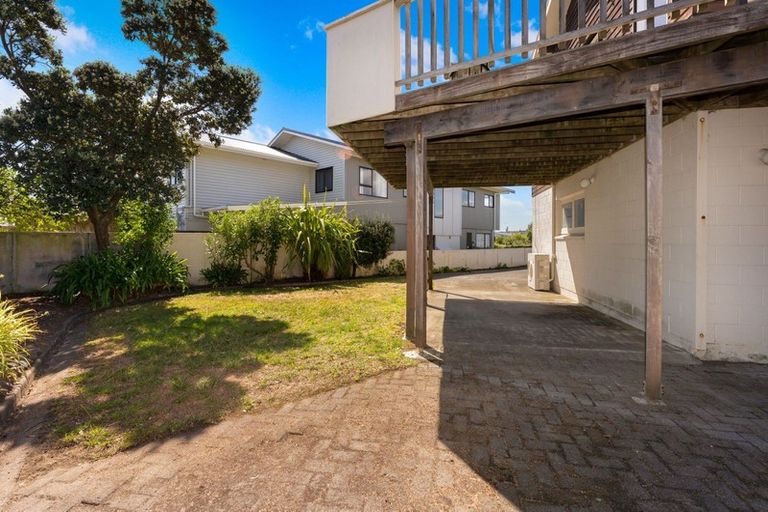 Photo of property in 33 Oratia Street, Waikanae Beach, Waikanae, 5036