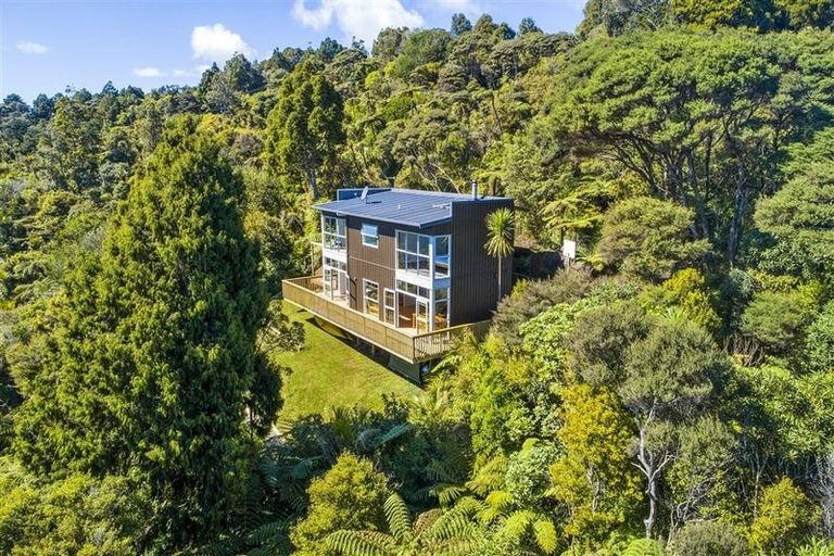 Photo of property in 32 Jonkers Road, Waitakere, Henderson, 0782
