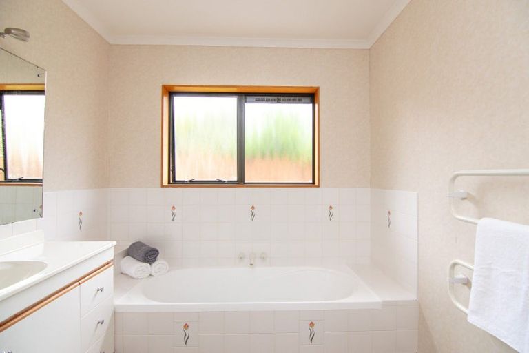 Photo of property in 23 Cashmere Drive, Fitzherbert, Palmerston North, 4410