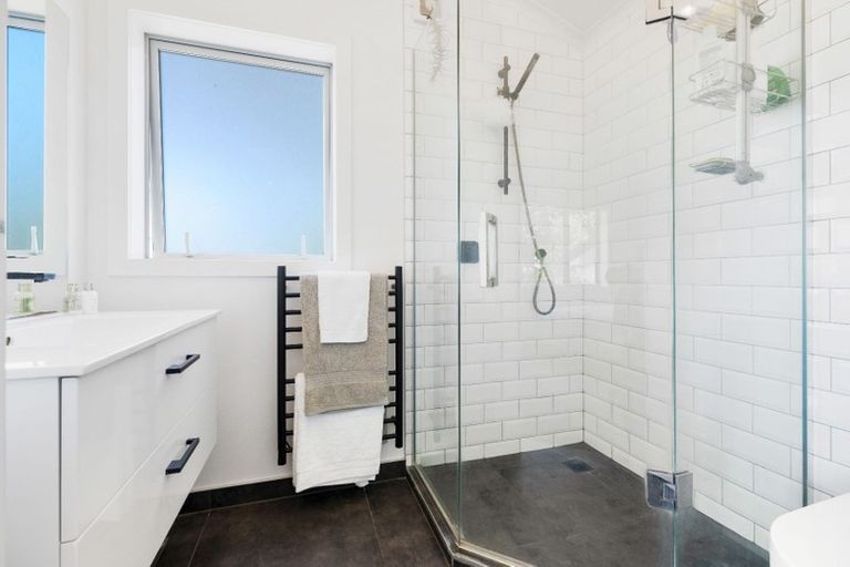 Photo of property in 2/19 Limmer Place, Browns Bay, Auckland, 0632