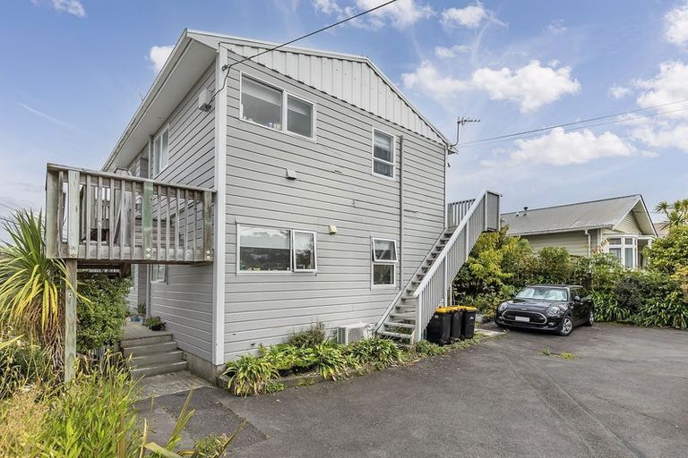 Photo of property in 2/74 Creswick Terrace, Northland, Wellington, 6012