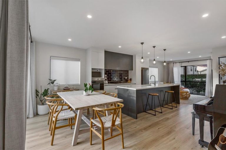 Photo of property in 24 Lumbarda Drive, Kumeu, 0810