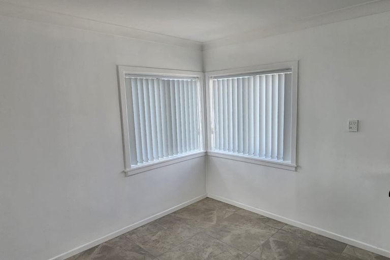 Photo of property in 623 Glenfield Road, Totara Vale, Auckland, 0629