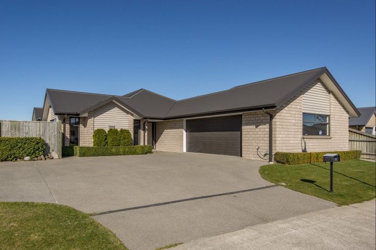 Photo of property in 14 Huntingdon Drive, Rangiora, 7400