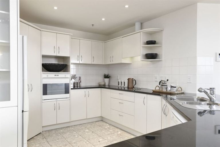 Photo of property in 5d/173 Hurstmere Road, Takapuna, Auckland, 0622