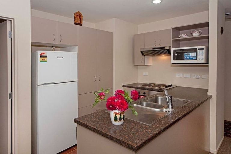 Photo of property in 52 Woodbank Drive, Glen Eden, Auckland, 0602