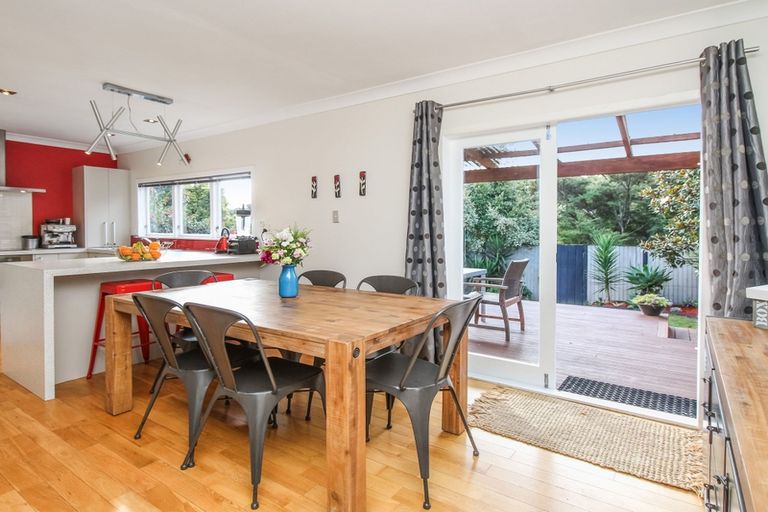 Photo of property in 26 Atkinson Road, Titirangi, Auckland, 0604