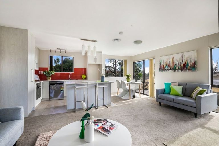 Photo of property in 2/1 Rebecca Rise, Weymouth, Auckland, 2103