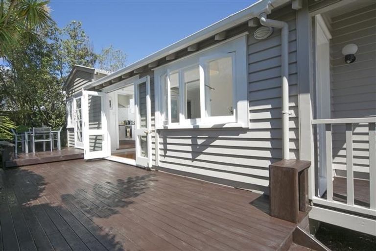 Photo of property in 2/4 Cleve Road, Green Bay, Auckland, 0604