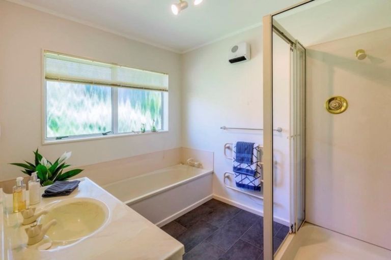 Photo of property in 9 Papawai Grove, Waikanae, 5036