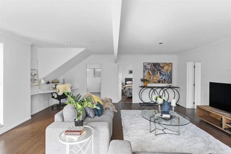 Photo of property in 24 Gulf Crest, Bucklands Beach, Auckland, 2012