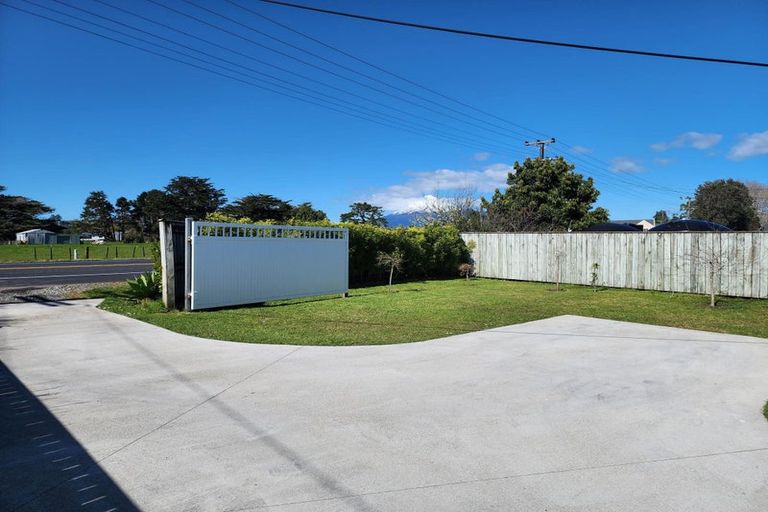 Photo of property in 464 South Road, Omata, New Plymouth, 4374