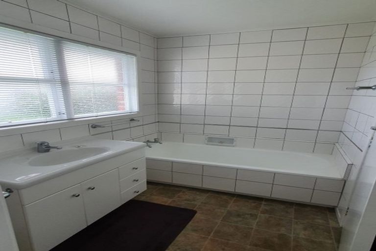 Photo of property in 1 Reid Avenue, Hawera, 4610