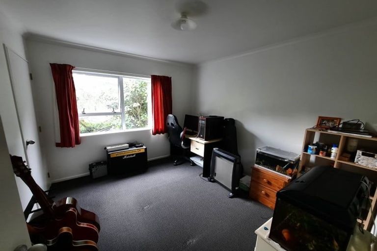 Photo of property in 64 Newlands Road, Newlands, Wellington, 6037