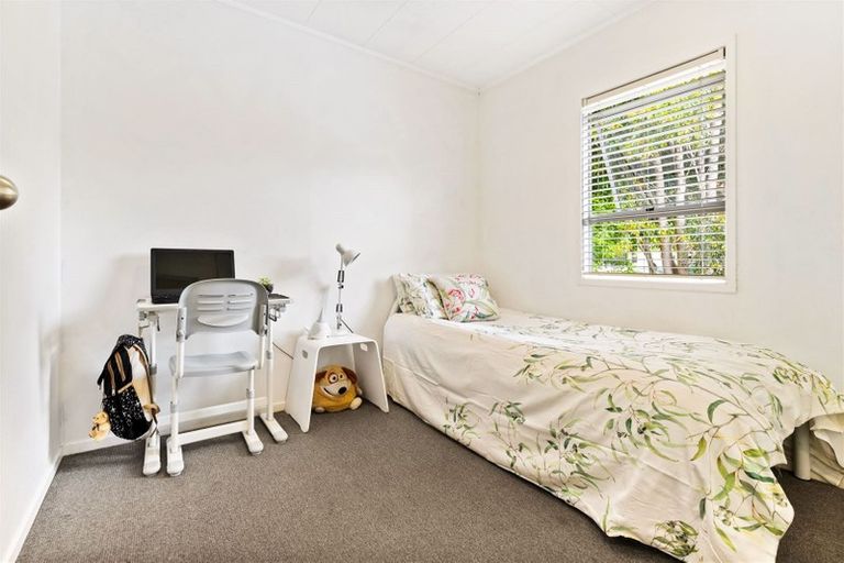 Photo of property in 10 Lorena Place, West Harbour, Auckland, 0618