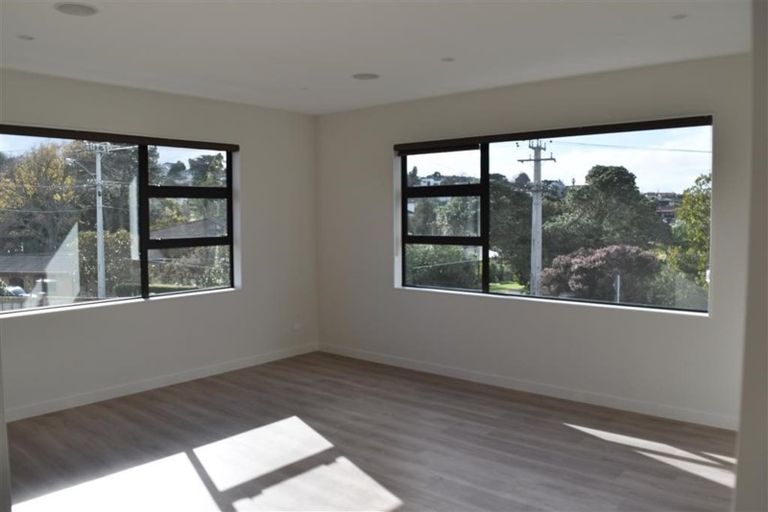 Photo of property in 18a Lyons Avenue, Murrays Bay, Auckland, 0630