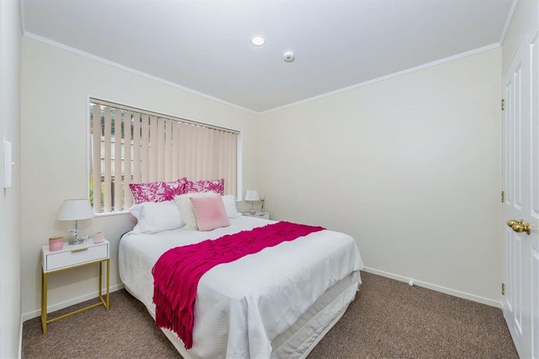 Photo of property in 28 Ginders Drive, Massey, Auckland, 0614