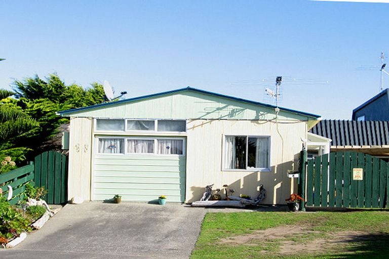 Photo of property in 10 Whitmore Grove, Waikanae Beach, Waikanae, 5036