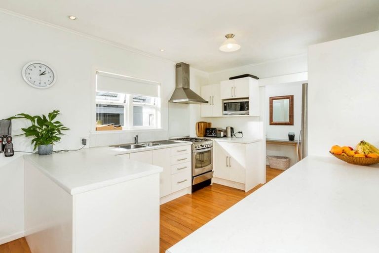 Photo of property in 2/30 Beechwood Road, Rothesay Bay, Auckland, 0630